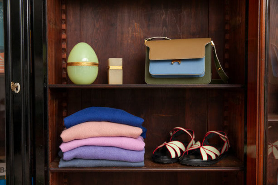 Yndlingstaske og sandaler fra Marni, strik fra People’s Republic of Cashmere.
