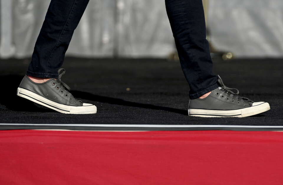 kamala harris med converse.jpg