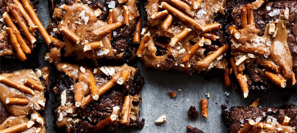 Brownie med saltstænger og karamel