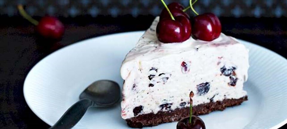 Islagkage med kirsebær og chokolade