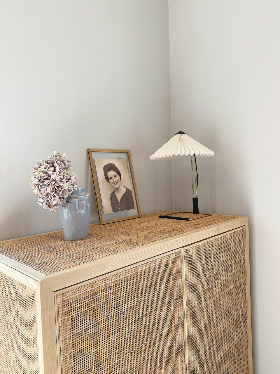 Amy deler alting med sin smukke, betænksomme mormor, og derfor har hun en fin plads i Amys hjem. Skabet er fra IKEA og lampe fra HAY.