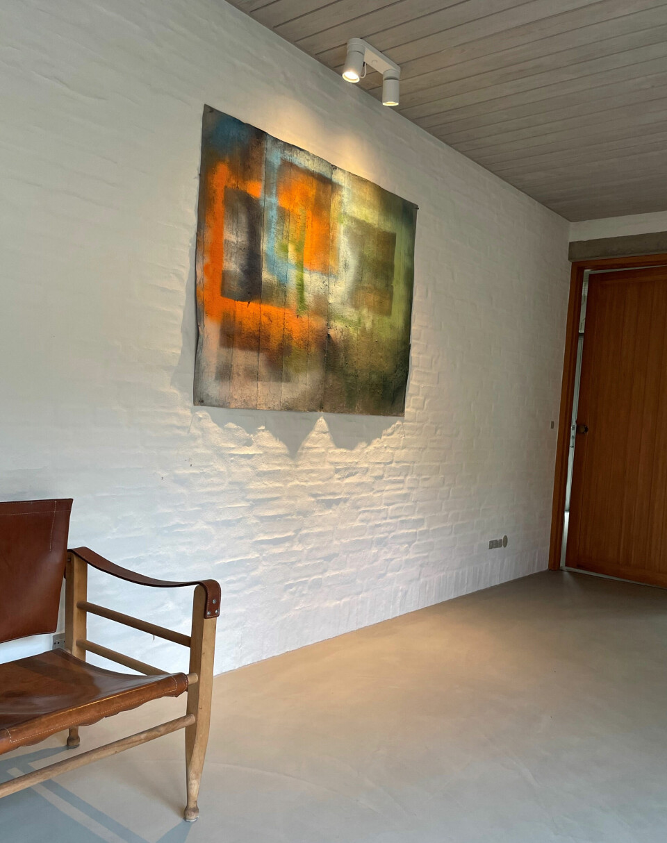 Et stykke afdækningspap med spraymaling er blevet til fin kunst.