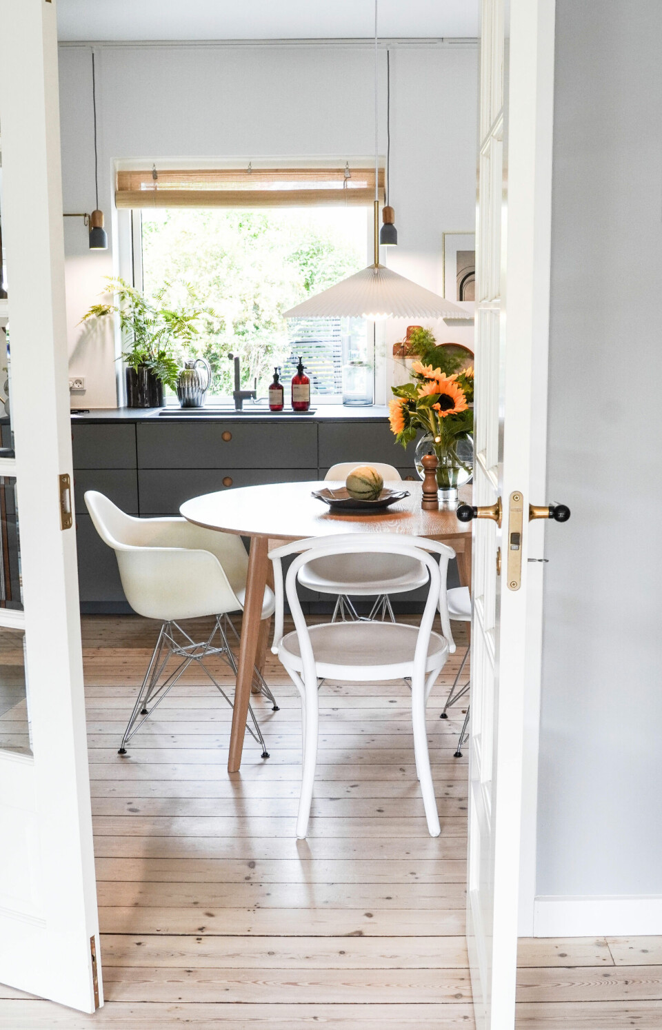 DSR-spisebordstolene fra Eames har overlevet længst i Christinas bolig.