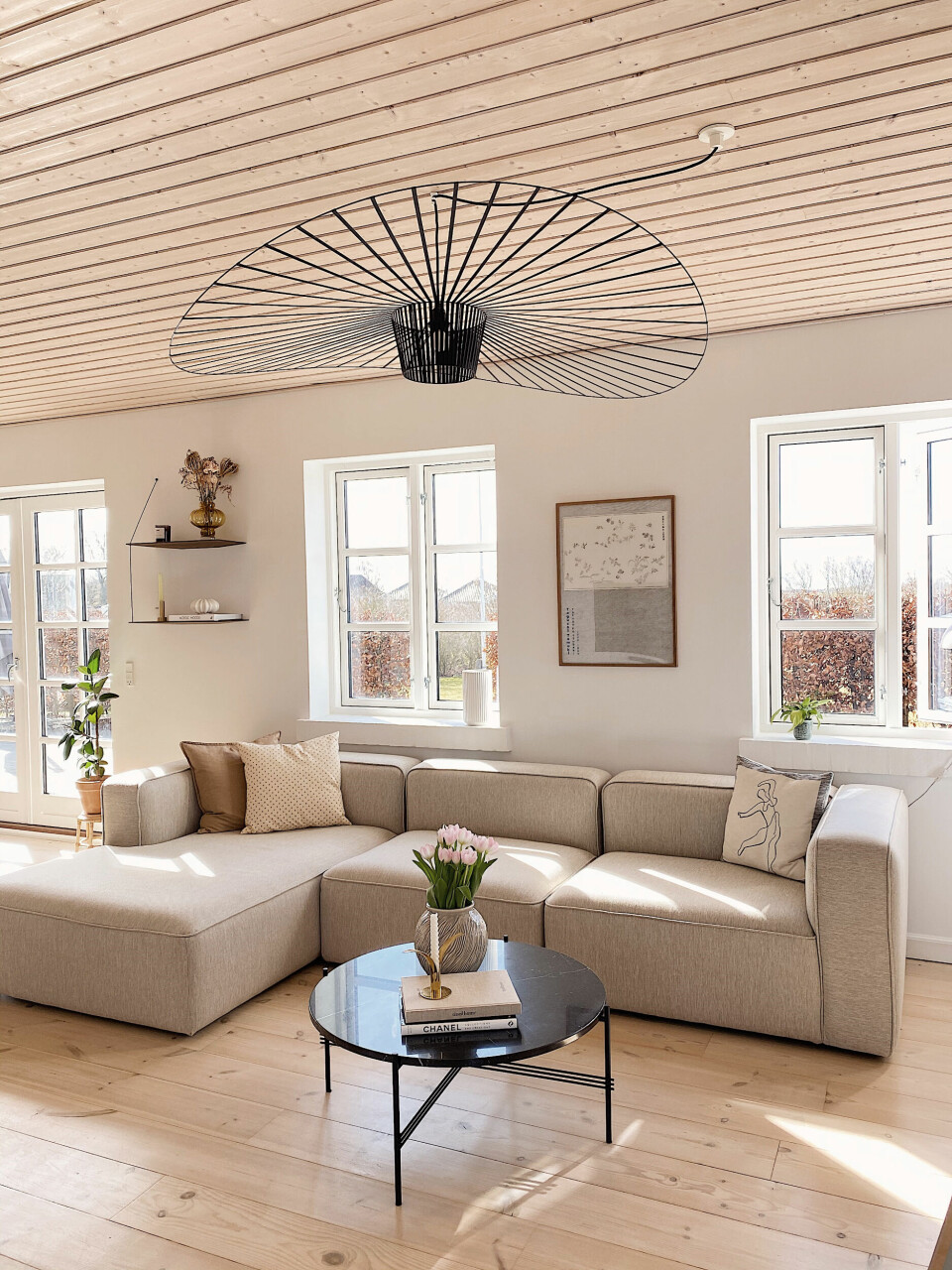 I husets hjerterum, står den store, lyse modulsofa fra Make Nordic.