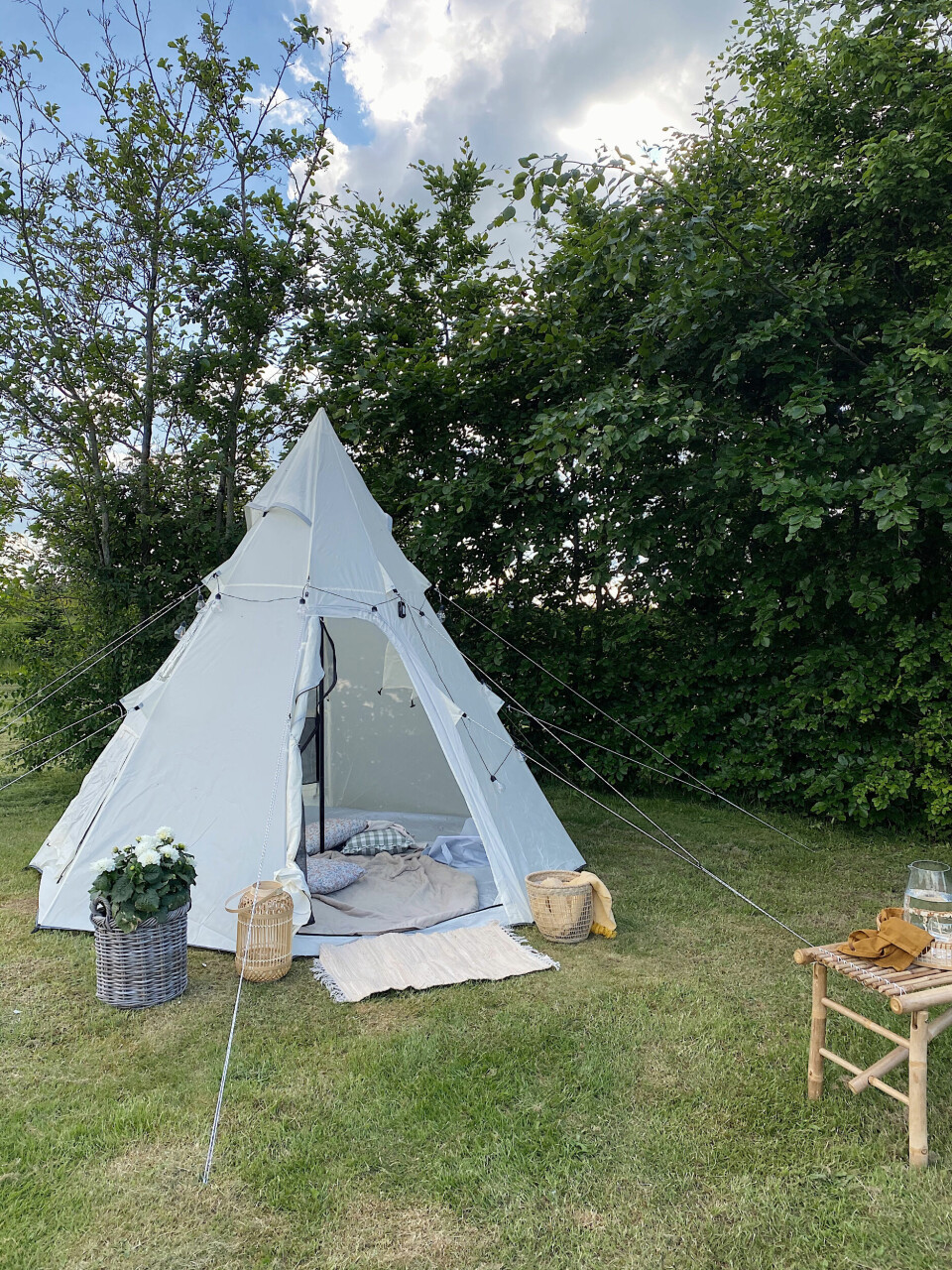 Hvis det bliver for varmt indenfor, så trækker familien ud i den fine tipi fra Netto.