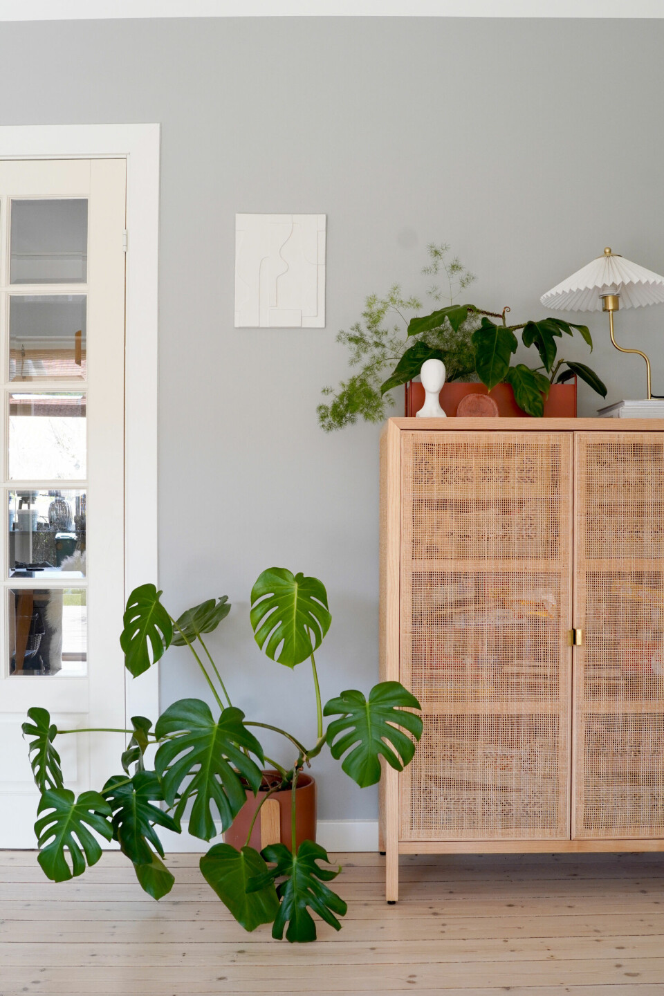 Christinas bolig er fyldt med secondhand planter, som får indretningen til at leve. Krukke fra Bolia og skab fra IKEA.