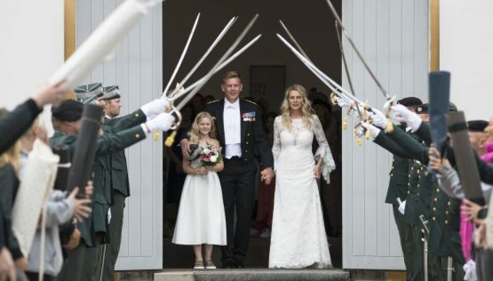 Med trukne sabler dannede Lasse Hansens officerskammerater espalier foran kirken, da han kom ud med Sanni Wulff. Brudepigen var Sannis datter Rigmor, som hun har med Mads Vangsø. (Foto: (Foto: Henrik R. Petersen)