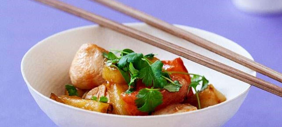 Sur-sød kylling med frisk ananas og tomat