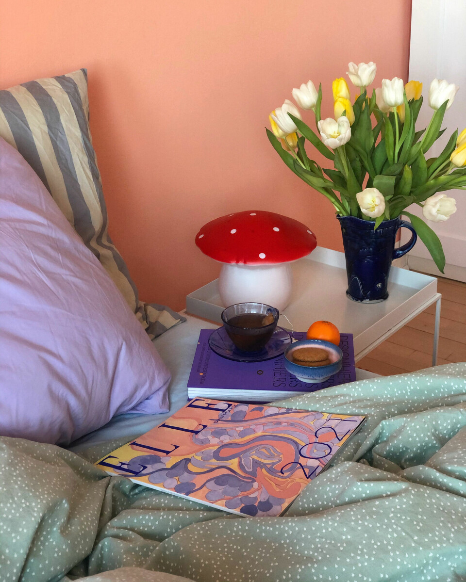 Vase fra HAY, tekop fra Kiosk48th, lilla pude fra Magasin og prikket sengetøj fra Søstrene Grene.
