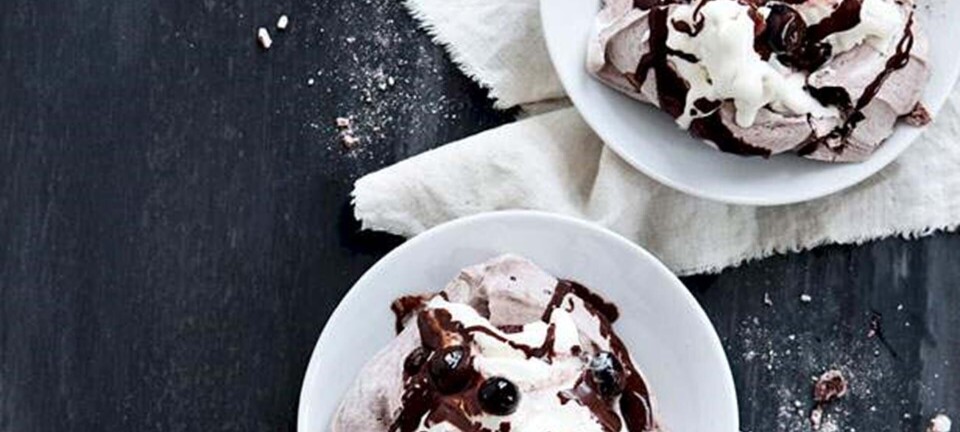 Is på marengs med chokoladesauce