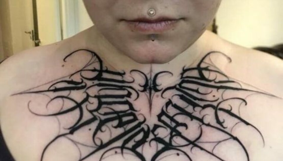 Hannah er meget tilfreds med sin nye tatovering, hvor man skal kigge godt efter, før man kan se, hvad det i virkeligheden er. (Foto: Privat)