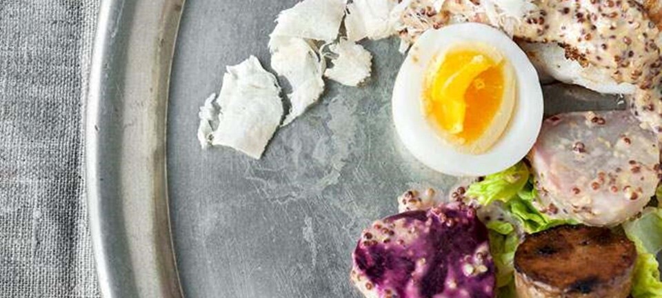 Torsk med sennep, æg og rødbeder