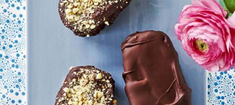 Chokoladeispinde med nøddedrys