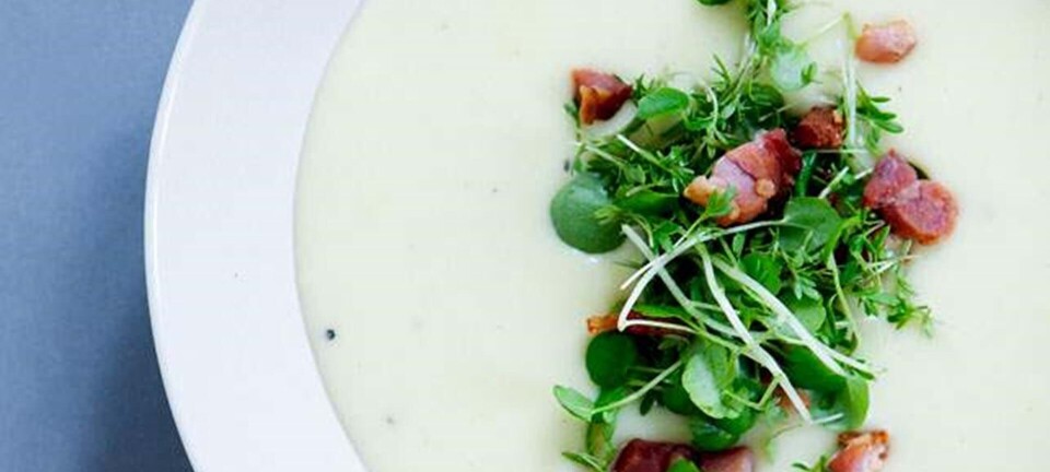 Kartoffel-porresuppe med bacon og forårsløg