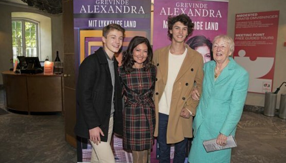 Alexandras mor, Christa Manley, var kommet fra Østrig for at deltage i receptionen. – Hun er 85 og stadig fit for fight. Jeg er så glad for, at hun er kommet, sagde Alexandra, der her ses med sin mor og sønnerne, prins Nikolai, 19, og prins Felix, 16. (Foto: Anthon Unger)