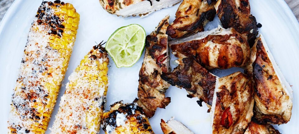 Marineret kylling og spicy majs med revet parmesan på grillen
