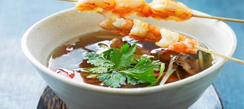 Klar suppe med sprøde grøntsager og rejespyd