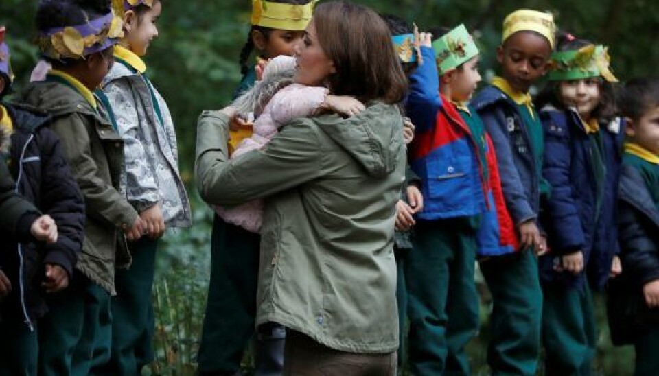 Børnene havde i anledning af det royale besøg lavet fine prinsessekroner af pap og blade. (Foto: Peter Nicholls - WPA Pool/Getty Images)