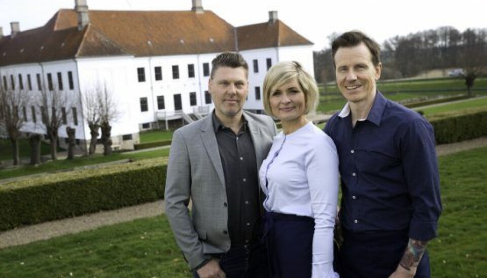 'Den store bagedyst' optages i et telt sat op ved Clausholm Slot, som værten Timm Vladimir og dommerne Katrine Foged Thomsen og Markus Grigo står foran (Foto: Bjarne Bergius Hermansen/DR).