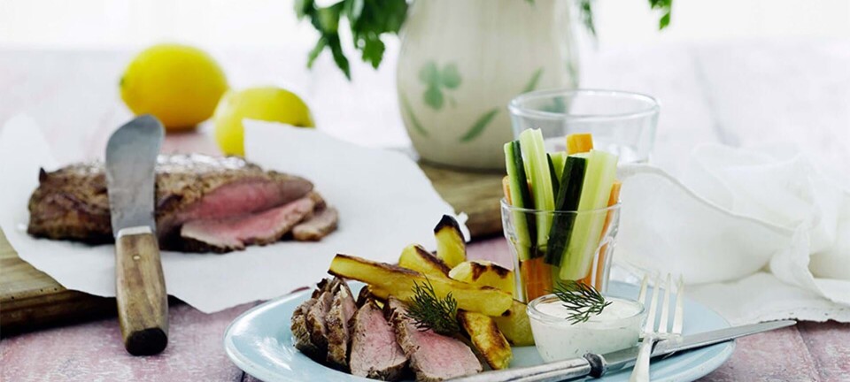 Flanksteaks med fritter og hvidløgsdip