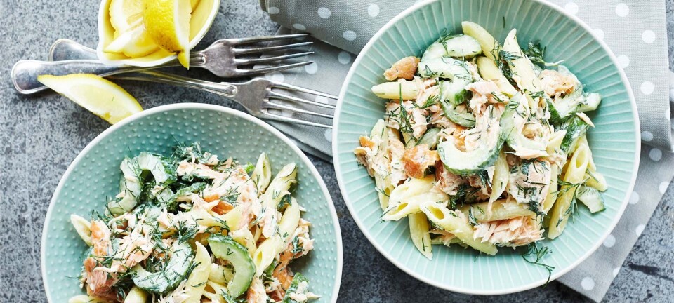 Pastasalat med varmrøget laks