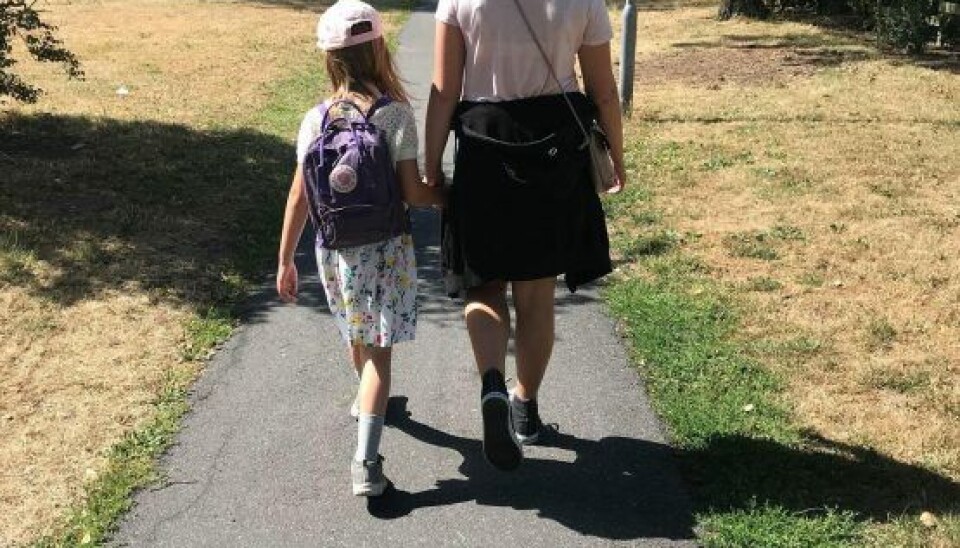 Celina og Angela, der efter farens og eget ønske ikke vil medvirke på billeder forfra, er efterhånden blevet et par store piger. (Foto: Privat)