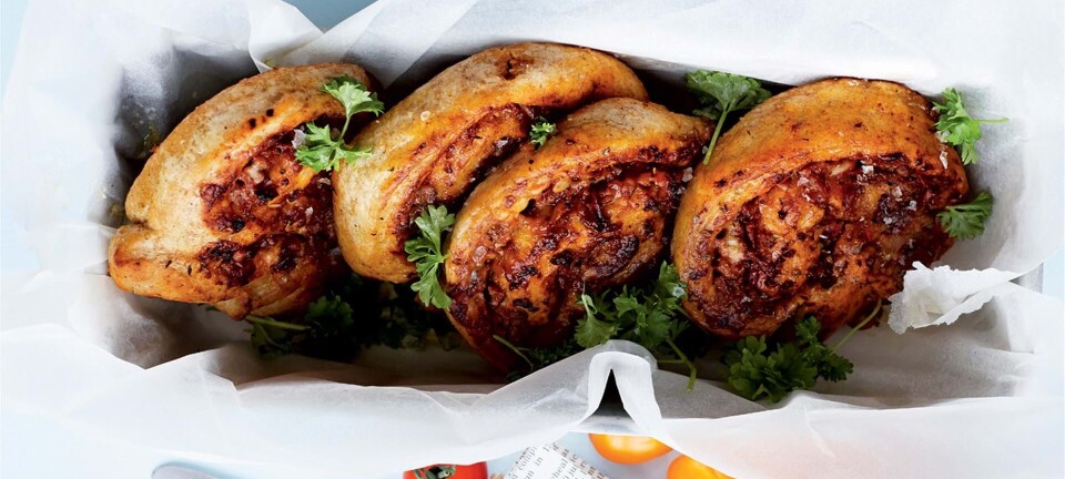 Pizzasnegle med kødsovs og soltørrede tomater