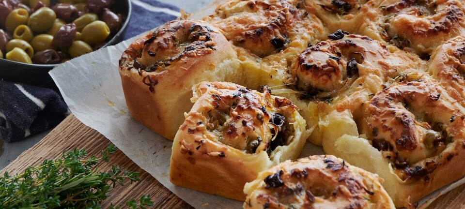 Snegle med løg, ost og oliven