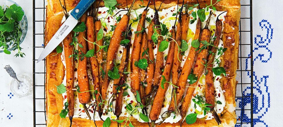 Butterdejstærte med nye gulerødder og fetacreme