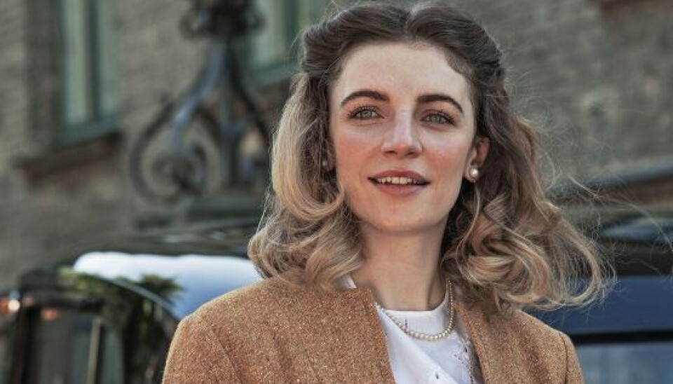 Søs Egelinds datter, Molly Egelind, har i serien debut som hovedrolleindehaver. Den 30-årige skuespillerinde, der lige nu også er aktuel i 'Vild med dans', spiller rollen som overklassespigen Anna Rosenfeld, der har større ambitioner end at blive hjemmegående, som normen ellers foreskriver. – Det er enormt angstprovokerende, at det er min første hovedrolle. Men jeg er meget stolt af serien og mit arbejde, lyder det fra Molly. (Foto: Mike Kollöffel/TV 2)