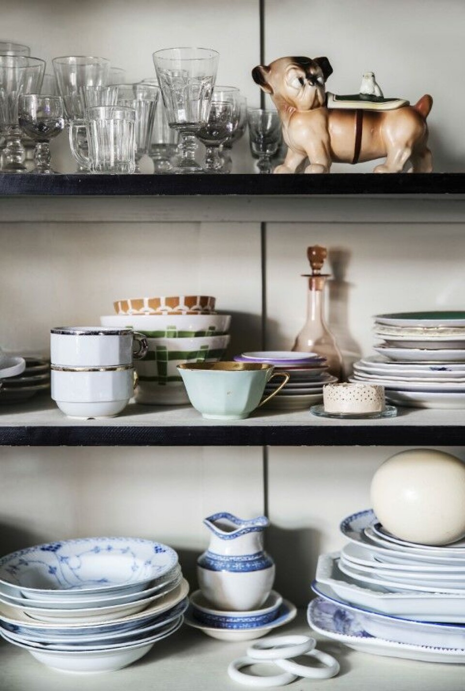 I køkkenet har Jane samlet alt sit porcelæn og fine glas i et vitrineskab.