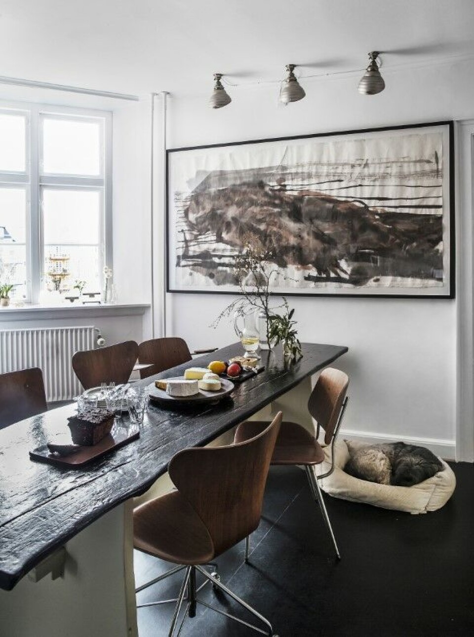 Ved spisepladsen i køkkenet er der god plads til venner og familie.