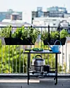Den lille gasgrill fra Cobb bliver ikke varm og kan også nemt stå på et havebord. Rullebordet er fra Ilva. Altankasserne er fra Greenify. De kan skræddersys med danskproducerede blomster og krydderurter og leveres hjemme ved din dør – tjek greenify.dk
