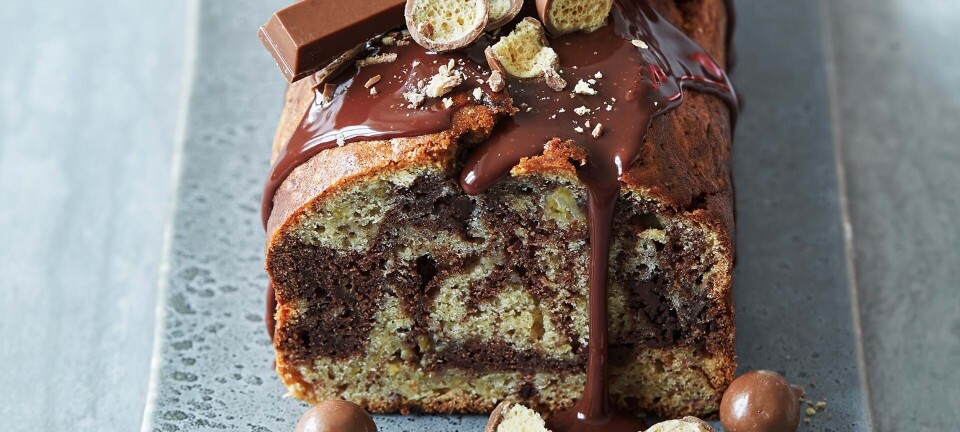 Marmoreret banankage med KitKat og Maltesers