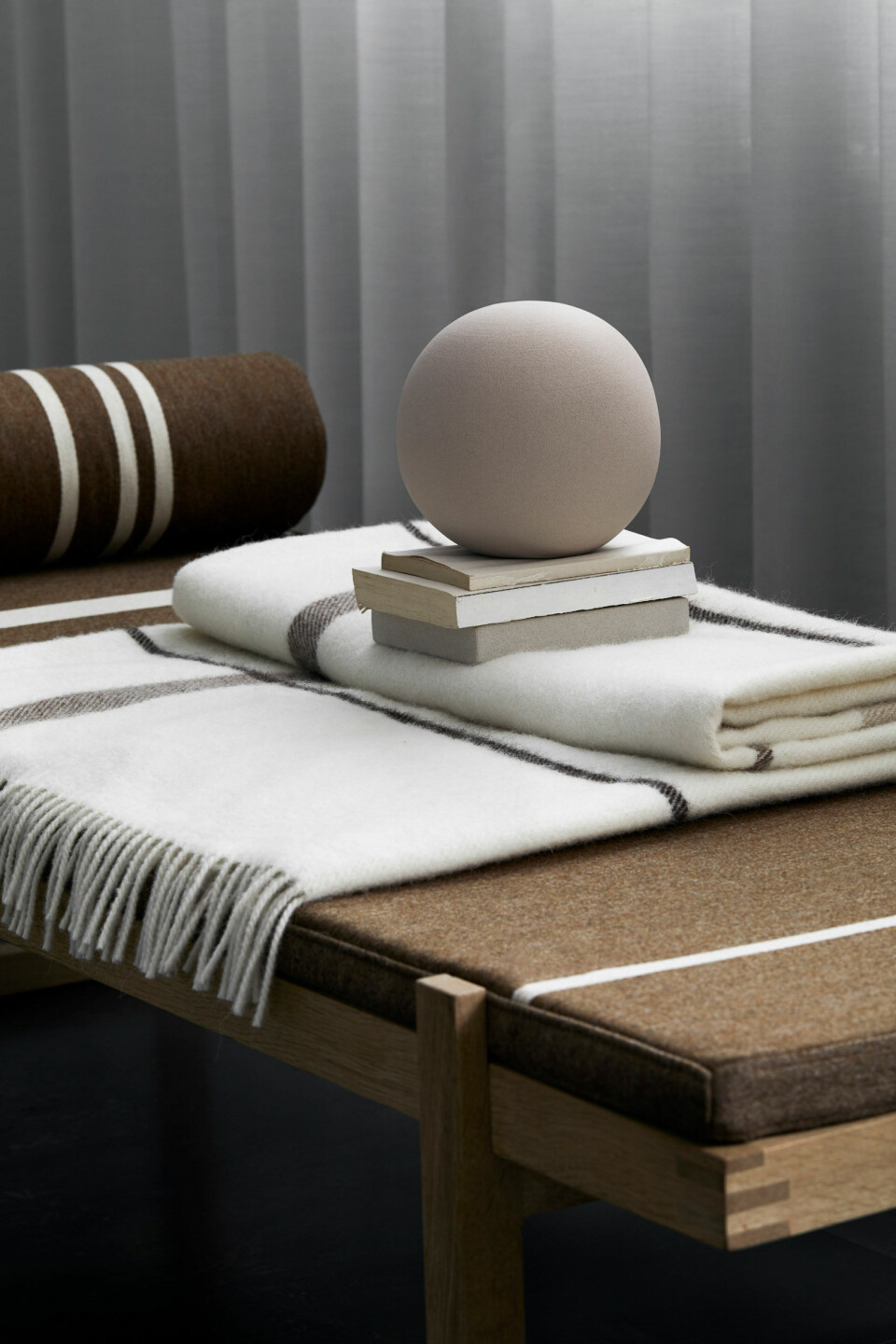 Designer Kristina Dam arbejder med former og overflader i sit eget designunivers.