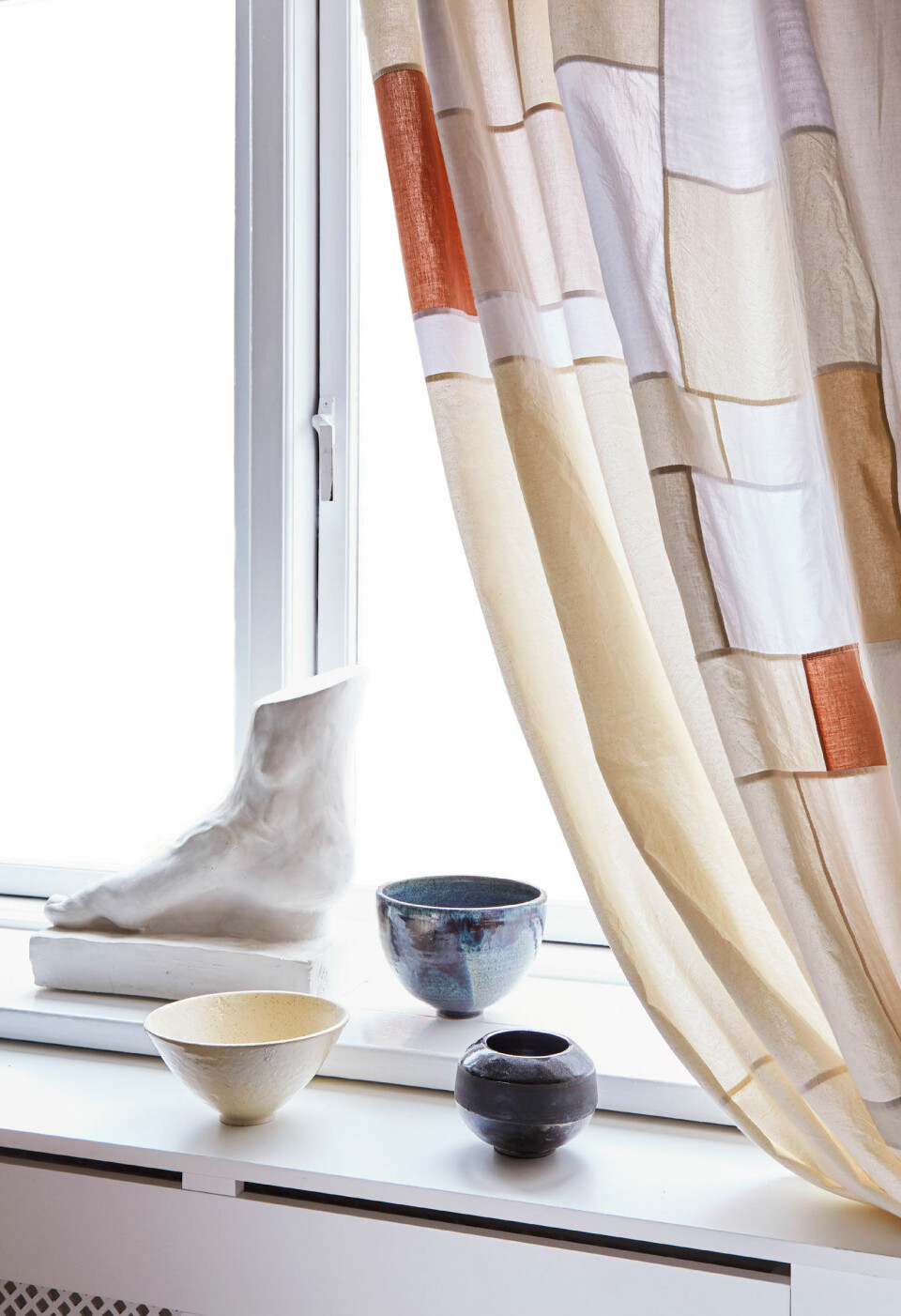 Pojagi hedder den japanske patchwork-teknik, hvor stofrester omdannes til smukke gardiner. Dette pojagi-gardin er syet af tekstildesigner Louise Amalie Linder. Se mere på Instagram @arvestykke, eller se her hvordan du syr dine egne Pojagi gardiner.