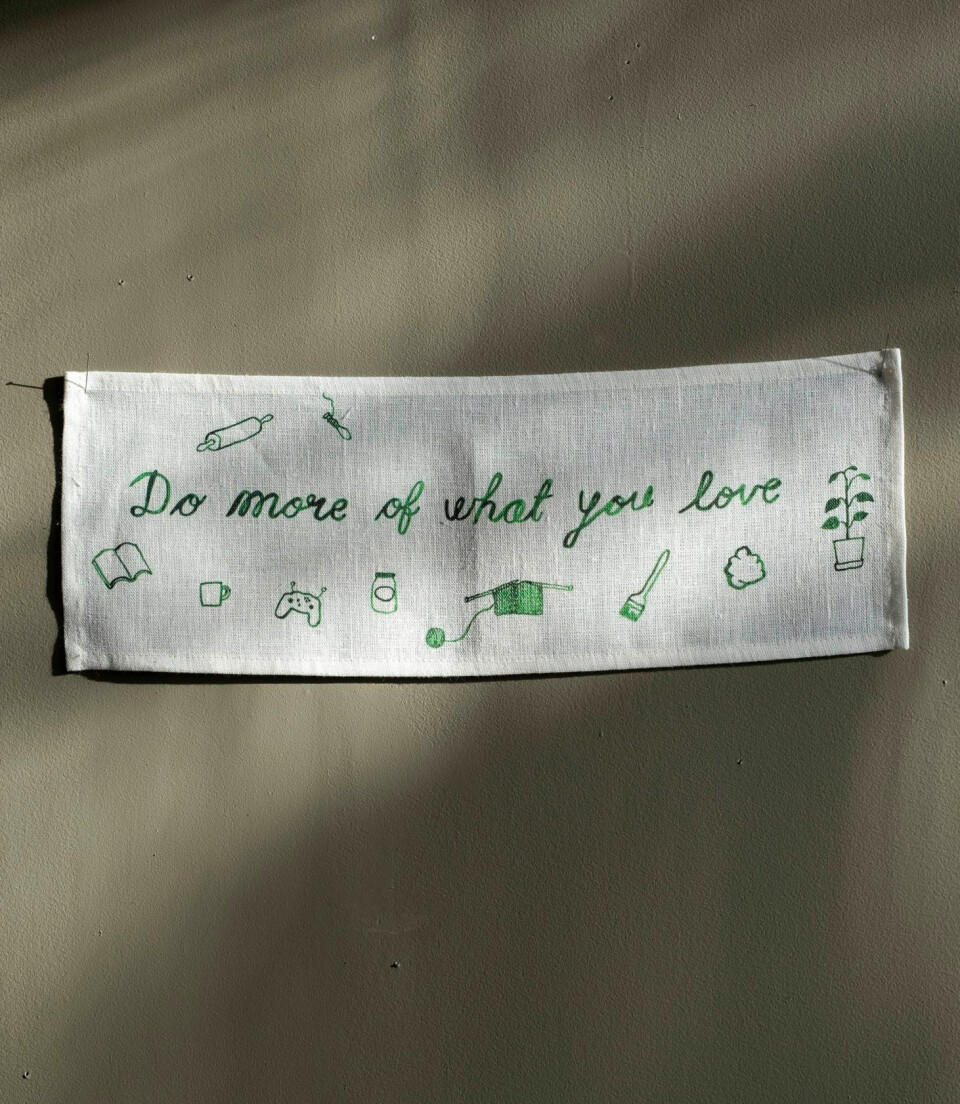 Ord, der er værd at leve efter. Broderiværk til væggen, ”Do more of what you love” fra Fine Little Day, 44 x 16 cm, 300 kr.