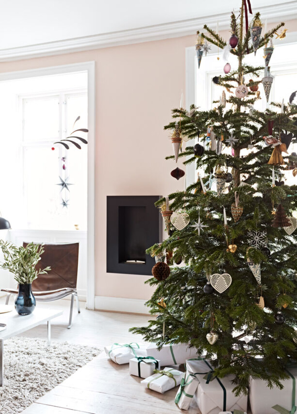 Smukt juletræ i stuen.