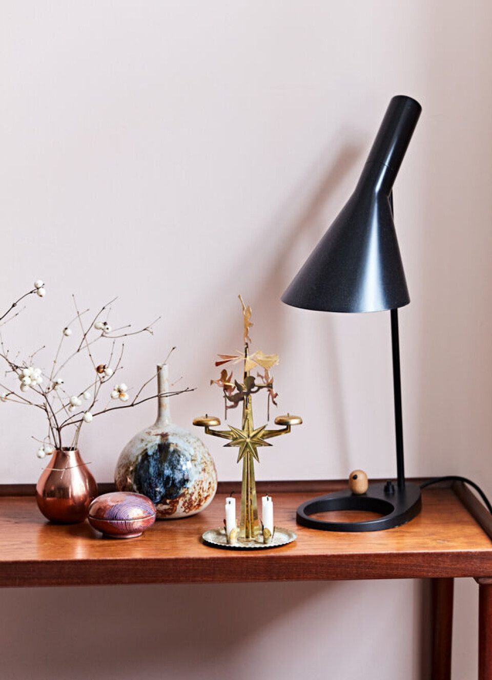 Rullebord med smuk lampe og pynt.