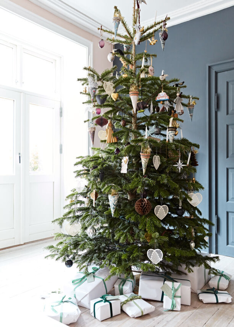 Smukt pyntet juletræ.