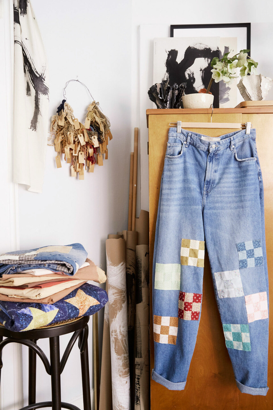 Redesign og 'visible mending', synlig reperation, er tendenser, der er med til at forlænge livet på vores ting og tøj. Her er det jeans fra Louise Amalie Linder, se @arvestykke.