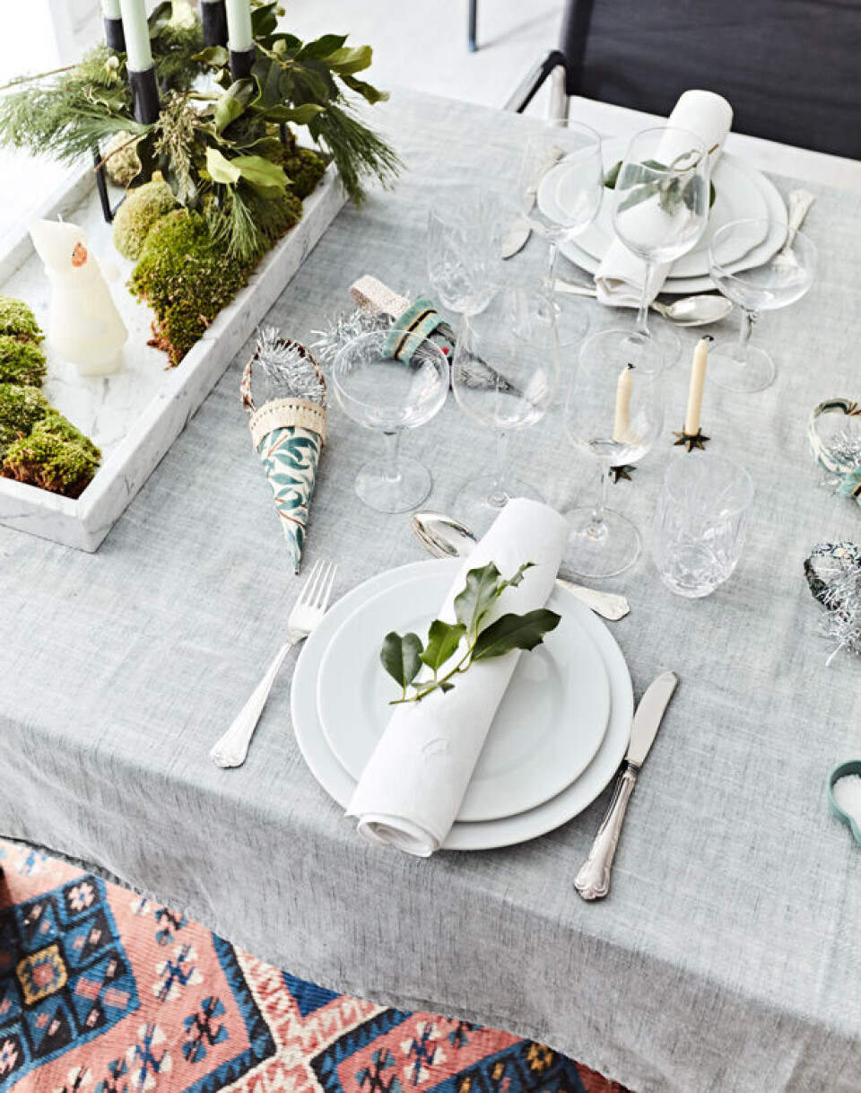 Smukt julebord med minimalistisk pynt.
