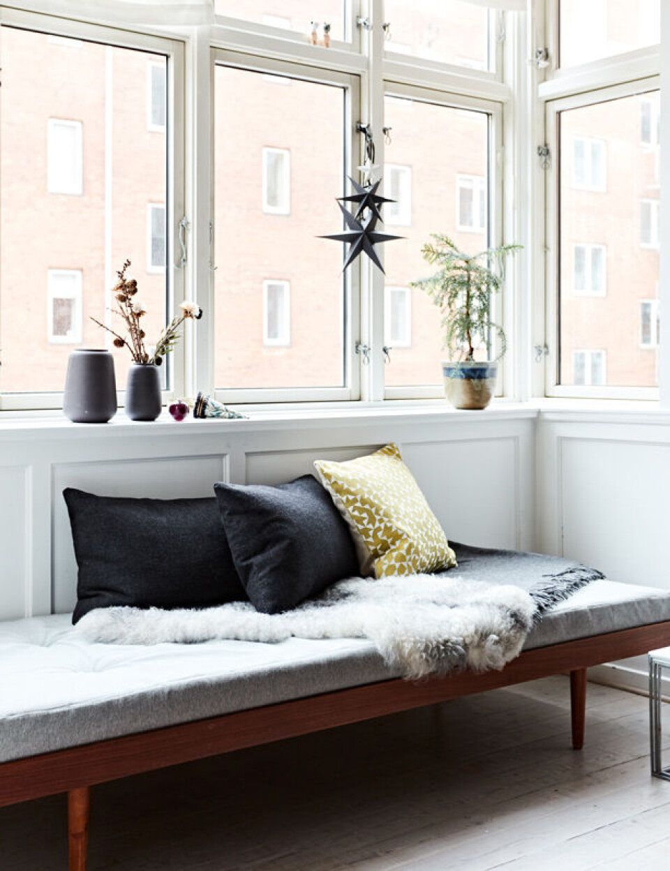 Kanarp pyntet med julepynt i minimalistisk stil.