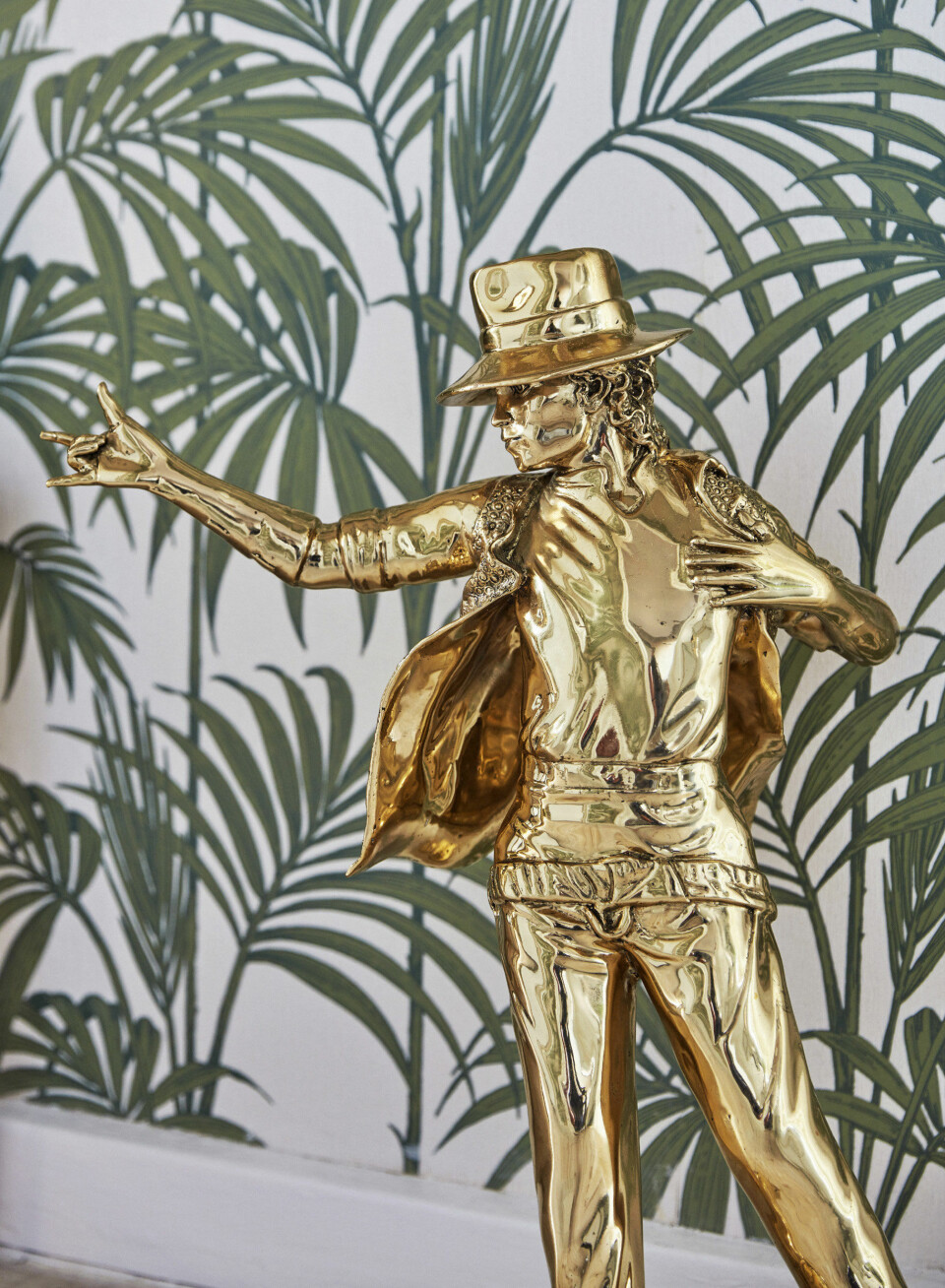 Tapetet hedder Honolulu Palm Green og er fra Graham and Brown.