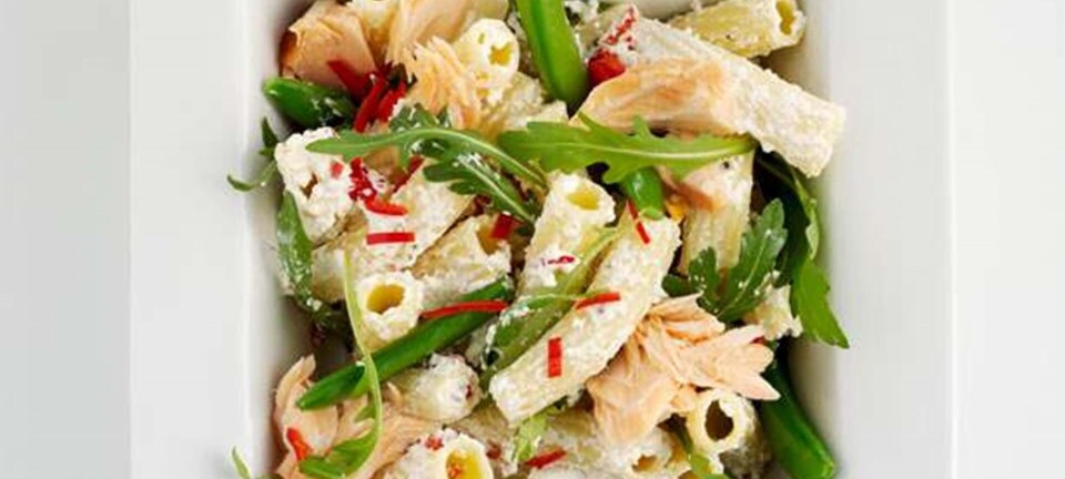 Hurtig pasta med laks, ricotta & rucola