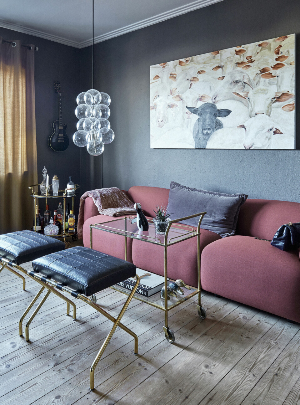 Dagligstuen er indrettet med en rød sofa fra Normann Copenhagen og et loppemarkedsbord fra Berlin.
