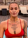 - Der er mange, der kommer med fordomme om tatoveringer på hals og hænder, der faktisk bliver positivt overraskede, når de ser mig, for mine tatoveringer er nemlig meget raffinerede, siger 'Love Island'-femme fatalen Olivia Salo på 21 år (Foto: Michael Stub)