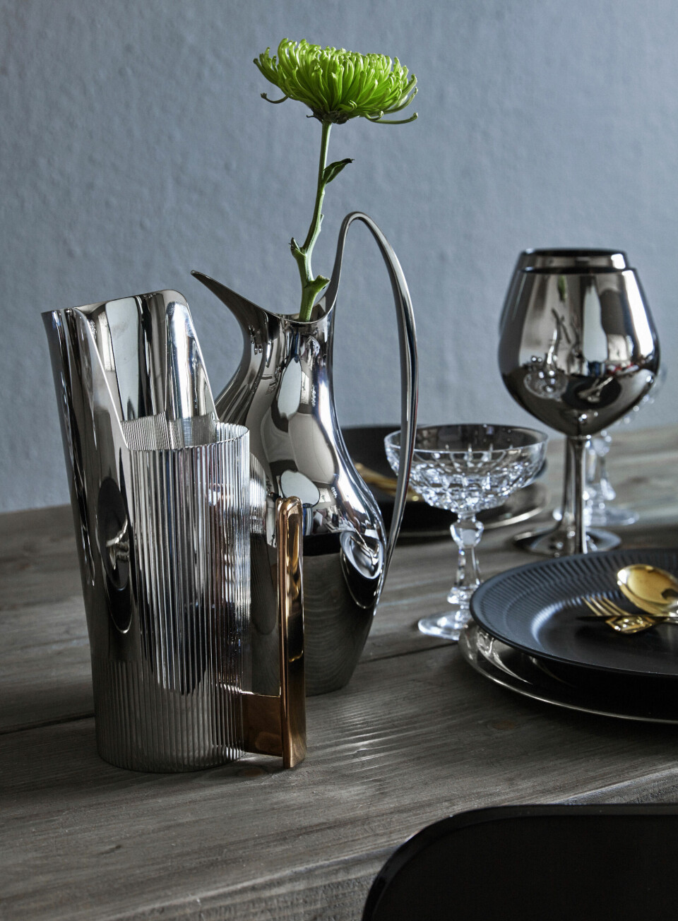 Georg Jensen kande designet af Henning Koppel i poleret stål i tableau med Urkiola-kande i rustfrit stål, også fra Georg Jensen.