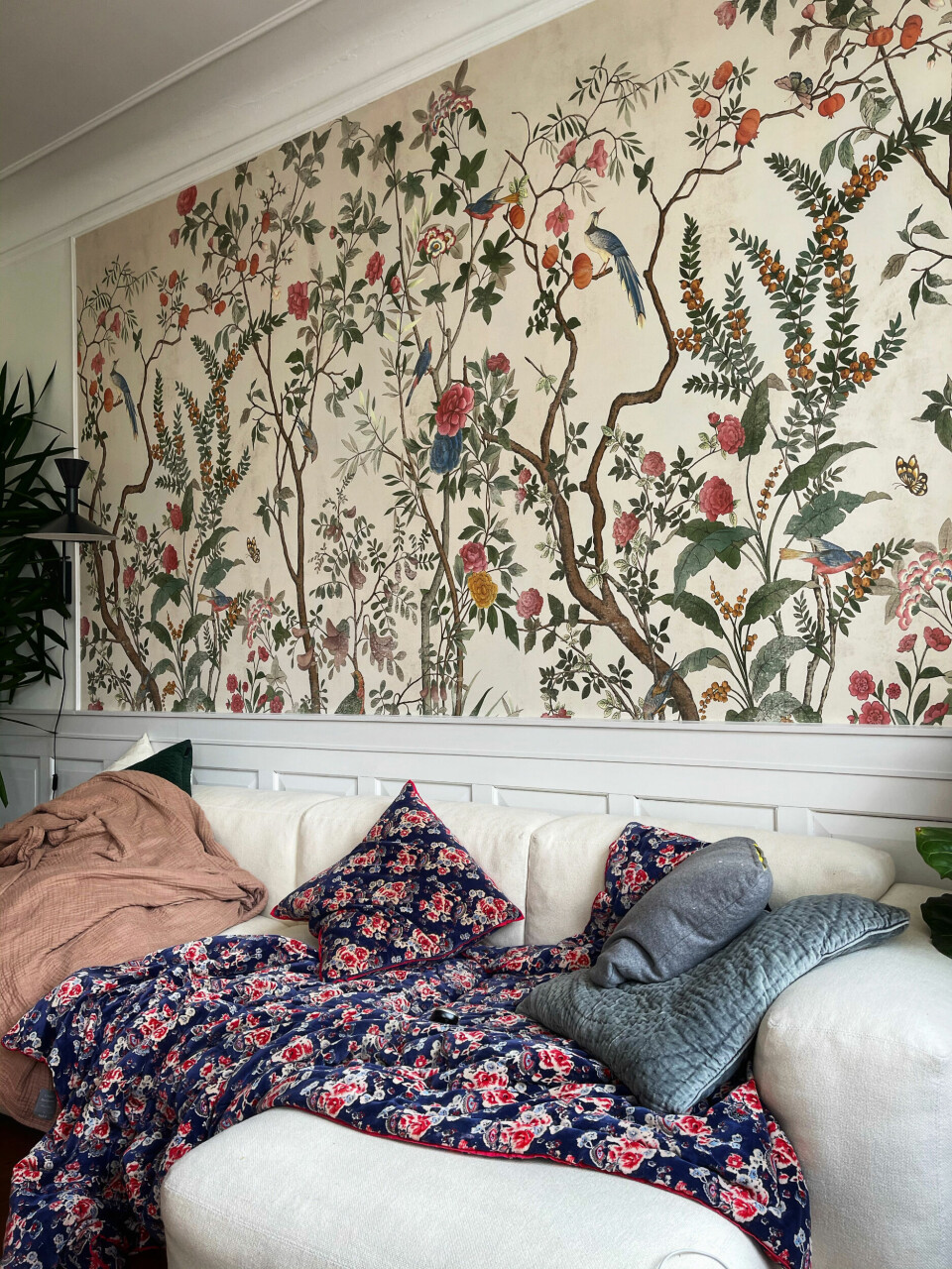 Tapet fra Gucci, sofa fra Hay og blomstrede puder og tæppe fra Habiba.