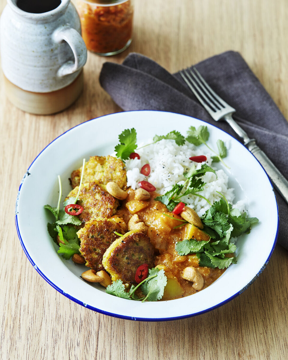 Thai fiskefrikadeller og lækker rød kokos-cashewcurry